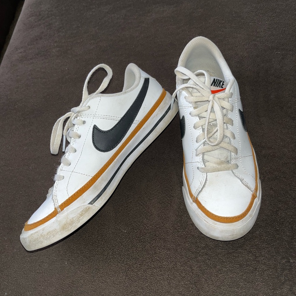 Youth Nike Legacy tennis shoe size 4Y